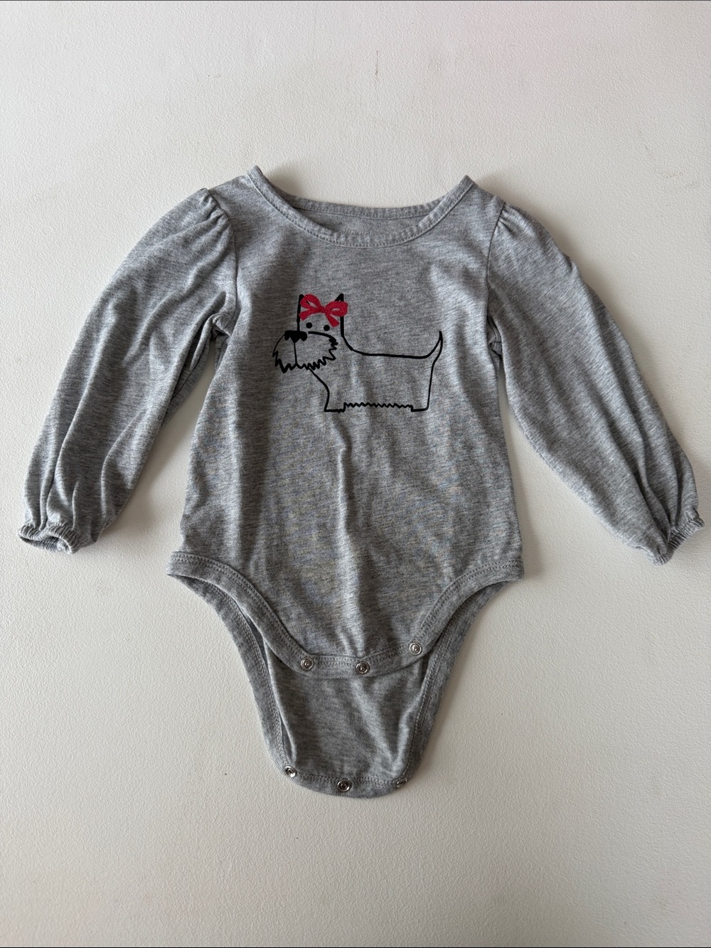 okie dokie Gray - Long-Sleeve Bodysuit with Dog Graphic and Pink Bow